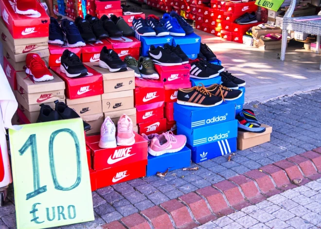 Sievietei Saldū draud līdz sešiem gadiem cietumā par viltotu zīmolu preču tirdzniecību – uzņēmumiem nodarīts 85 tūkstošu eiro kaitējums