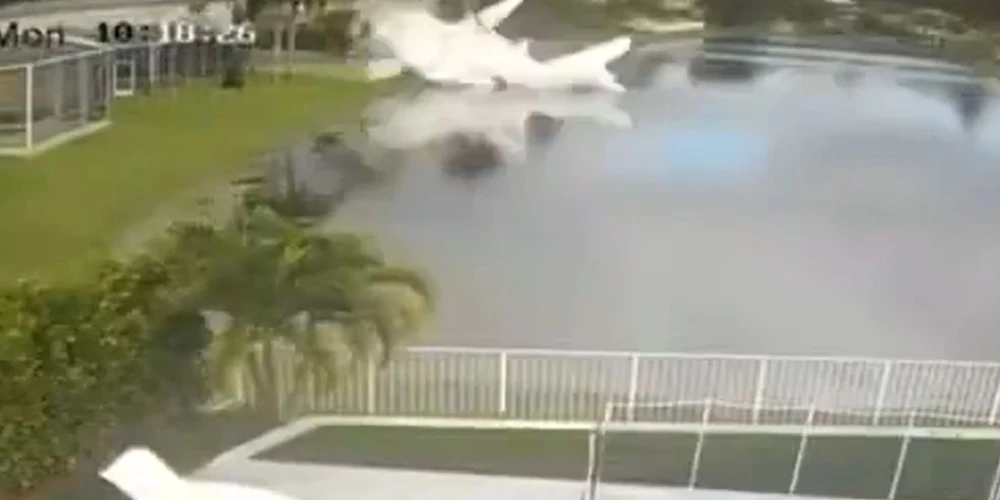 Lidmašīna iegāžas ezerā (ekrānuzņēmums no video)