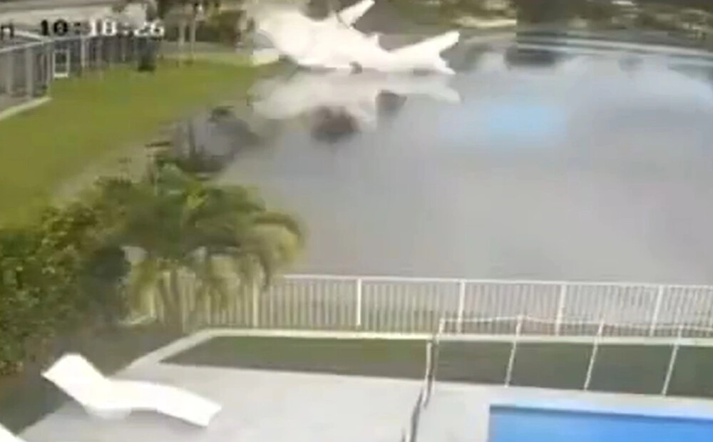 Lidmašīna Floridā iztriecas cauri pagalmam un iekrīt ezerā, nonāvējot palīdzības kravu vedošos tēvu un meitu. VIDEO
