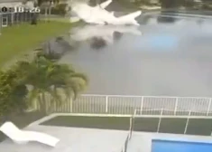 Lidmašīna Floridā iztriecas cauri pagalmam un iekrīt ezerā, nonāvējot palīdzības kravu vedošos tēvu un meitu. VIDEO