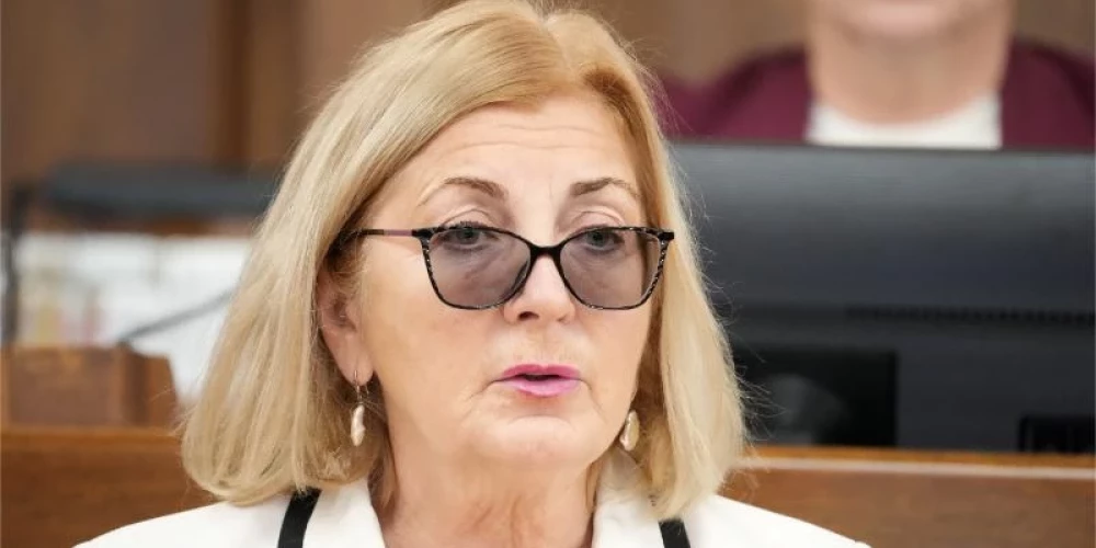 Skaidīte Ābrama vērsa uzmanību uz Saeimas lielo darbinieku skaitu.