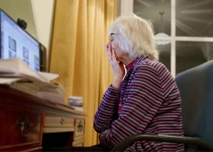 Kāpēc telefona krāpnieki par upuriem izvēlas pensionārus?