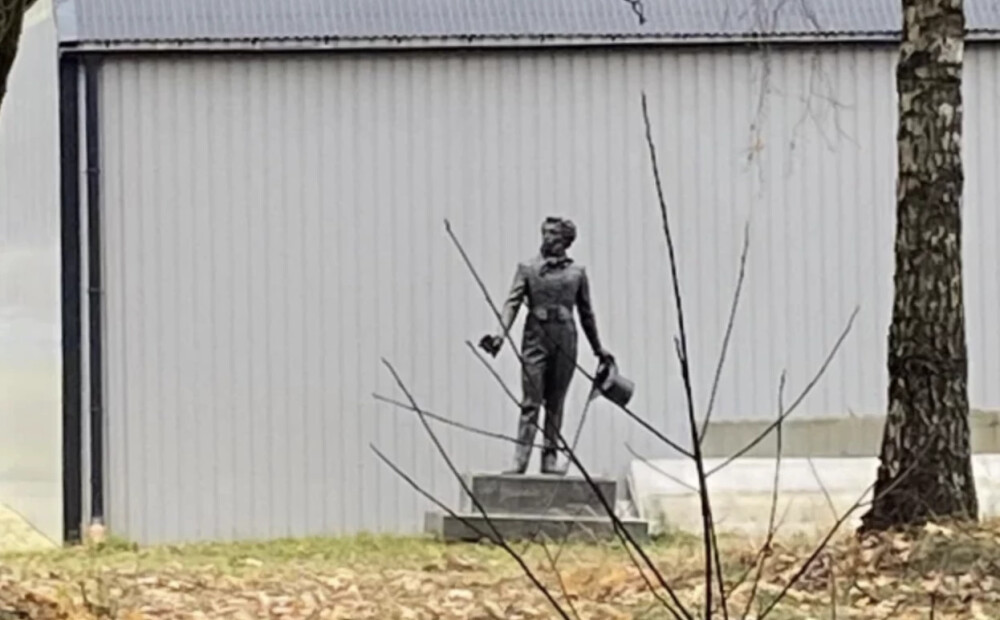 Rīgā demontētais Aleksandra Puškina piemineklis izraisa diskusijas - cilvēkus pārsteidz statujas atrašanās vieta