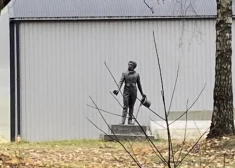 Rīgā demontētais Aleksandra Puškina piemineklis izraisa diskusijas - cilvēkus pārsteidz statujas atrašanās vieta