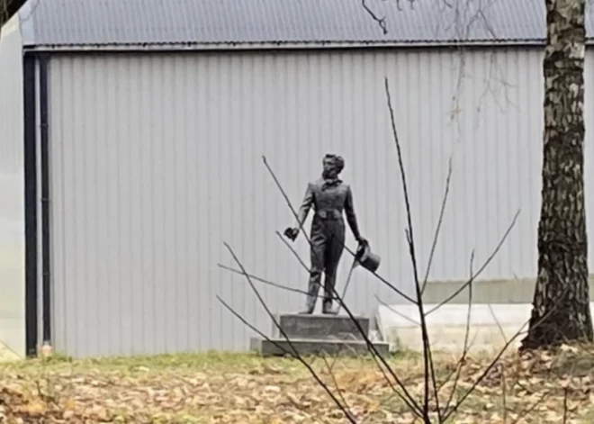 Rīgā demontētais Aleksandra Puškina piemineklis izraisa diskusijas - cilvēkus pārsteidz statujas atrašanās vieta