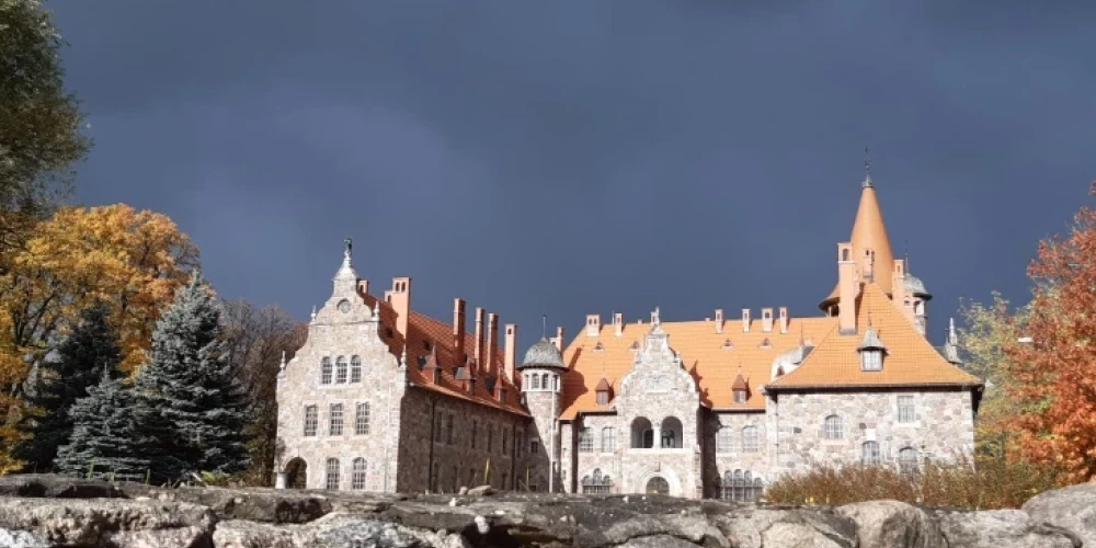 Cesvaines pils rudenī (foto: visitmadona.lv)