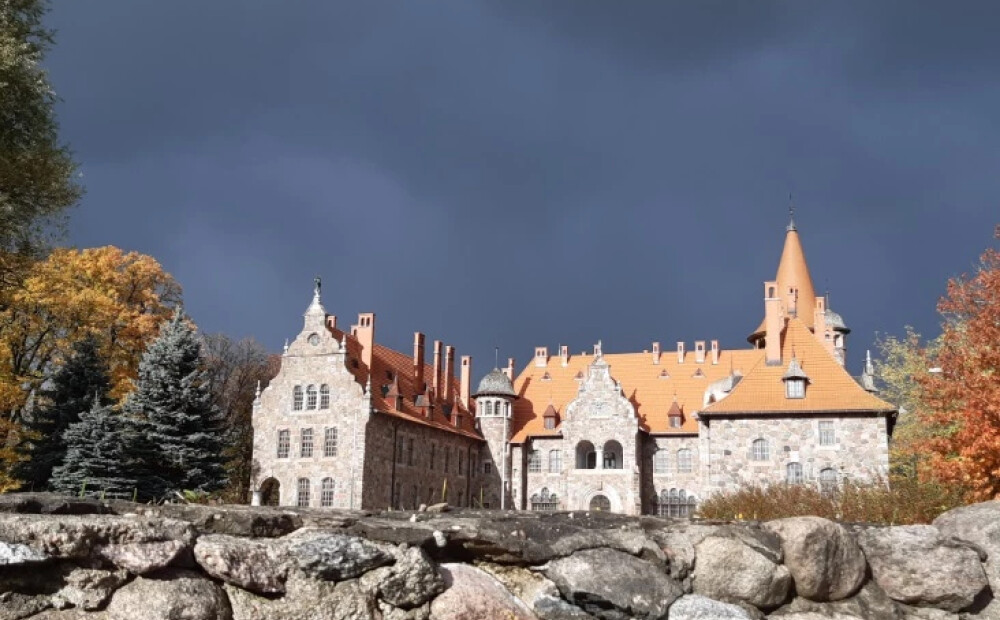 "Sarkanbaltsarkanā Latvija" skolēnu skatījumā: Cesvaines pilī ievērtējiet konkursa fotogrāfijas!