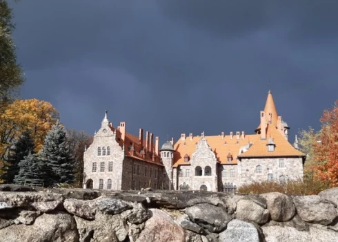 Cesvaines pils rudenī (foto: visitmadona.lv)