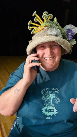 Līgai galvā cepure uz kuras rotājas šī gada sēnes - papagaiļu stiklenīte.