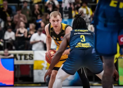 Toms Skuja jaunā kluba sastāvā līdz traumai aizvadīja tikai divas spēles.