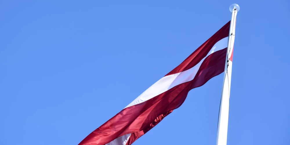 No jūras piekrastes līdz mežu un purvu plašumiem – sarkanbaltsarkanais karogs šajās dienās plīvo pāri ainavām, kas simbolizē mūsu valsts spēku, mieru un vienotību.