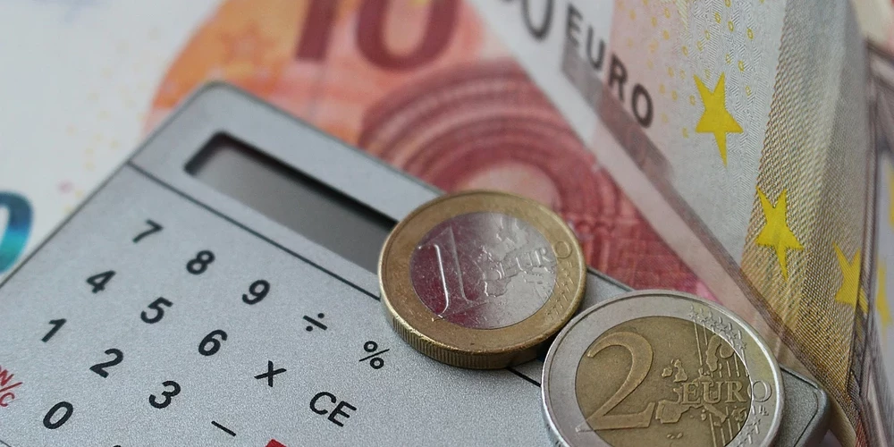 Galīgajā lasījumā rīt plānots skatīt grozījumus, kas paredz iespēju dzīvokļu īpašnieku kopībām pašām saņemt aizdevumus no kredītiestādēm dzīvojamo māju atjaunošanai, un grozījumus likumos, kas noteic vienotu iesniegumu gan ēkas būvniecībai un reģistrācijai, gan arī īpašumtiesību nostiprināšanai.