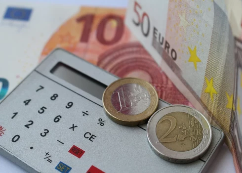 Galīgajā lasījumā rīt plānots skatīt grozījumus, kas paredz iespēju dzīvokļu īpašnieku kopībām pašām saņemt aizdevumus no kredītiestādēm dzīvojamo māju atjaunošanai, un grozījumus likumos, kas noteic vienotu iesniegumu gan ēkas būvniecībai un reģistrācijai, gan arī īpašumtiesību nostiprināšanai.