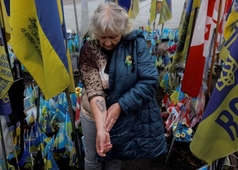 66 gadus vecā pensionāre Natālija Lipeja izvēlējās uztetovēt Gaisa desanta vienības simbolu.