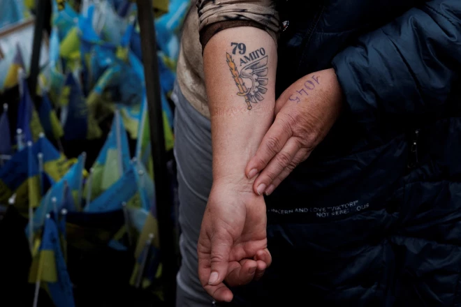 66 gadus vecā pensionāre Natālija Lipeja rāda savu tetovējumu. 