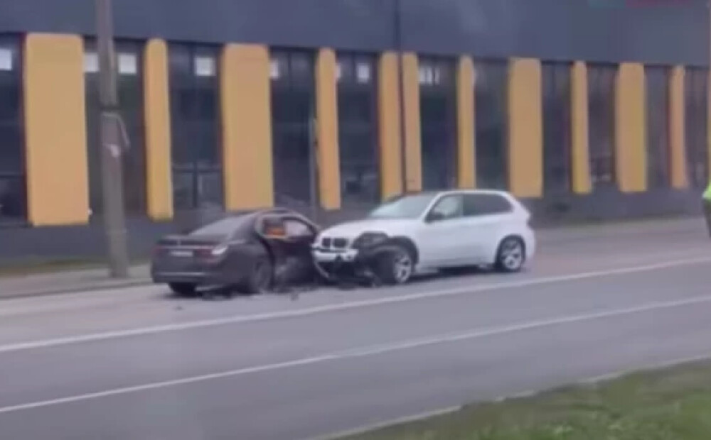 Rīgā notikusi divu "BMW" auto sadursme