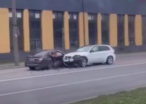 Šodien Rīgā, Ganību dambī, notikusi divu automobiļu "BMW" sadursme.