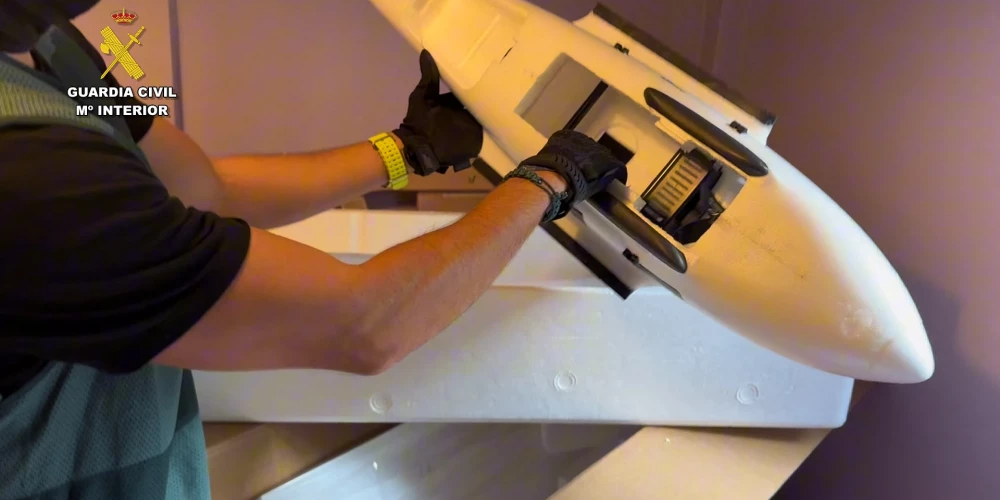 Civilā gvarde rāda dronu, kas tika izmantots hašiša pārvadāšanai no Marokas uz Spāniju.