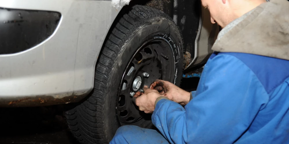 Vairākos autoservisos tuvākie pieraksti ziemas riepu maiņai ir nākamās nedēļas pirmajā pusē. 