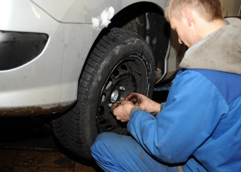 Vairākos autoservisos tuvākie pieraksti ziemas riepu maiņai ir nākamās nedēļas pirmajā pusē. 
