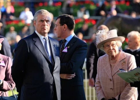 Nāk klajā jauni apgalvojumi par Endrjū uzvedību Bekingemas pilī.