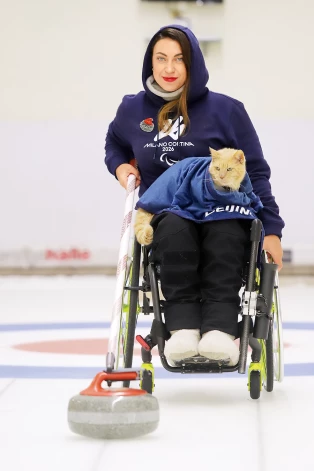 Poliņa Rožkova ar mīluli Arčibaldu.
