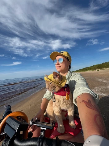 Poļina Rožkova ar mīluli Arčibaldu.