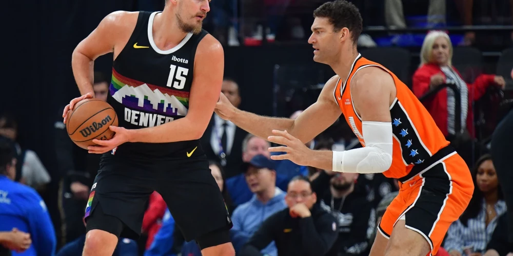 Nikola Jokičs "Clippers" garajiem Brūkam Lopesam (pa labi) un Ivicam Zubačam sarīkoja īstu mācībstundu.
