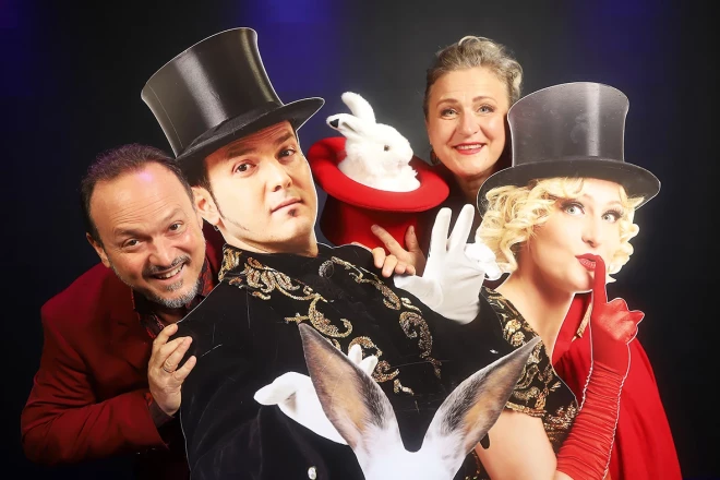 Dace un Enriko Pecoli.