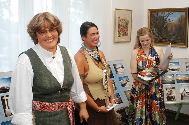 2009. gadā, kad Dace kopā ar Amerikā iepazīto indiānieti Dženiju viesojās dažādās Latvijas vietās.