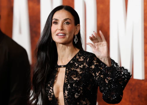 Деми Мур в 63 - дерзкий образ и блестящая форма.