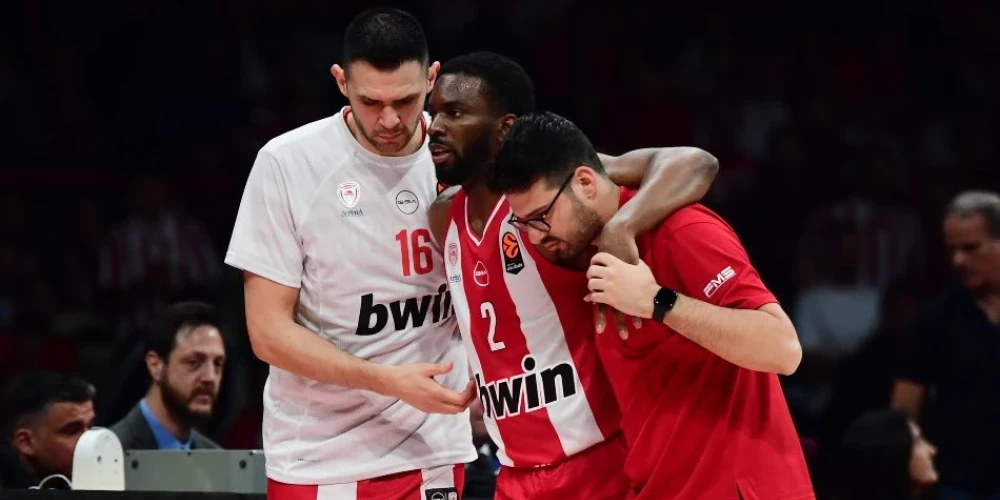 Tikai ar komandas biedru palīdzību Kīnans Evanss (vidū) varēja atstāt laukumu.