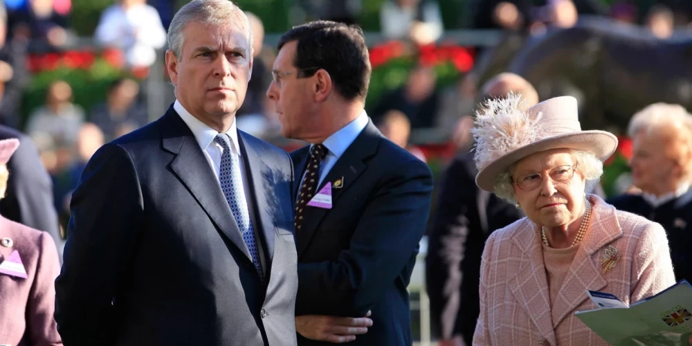 Появляются новые обвинения в адрес младшего сына королевы Елизаветы II по поводу поведения в Букингемском дворце.