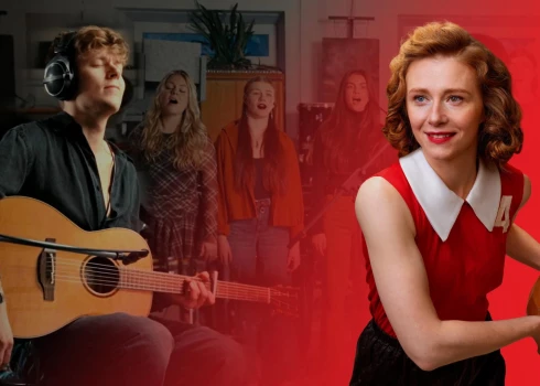 Par godu filmai “Tīklā. TTT leģendas dzimšana” grupas “Sudden Lights” solists un Rīgas dzintara koris iedzied trimdas latviešu dziesmu “Tauta tālumā”. 