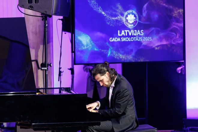 Выступает пианист Андрей Осокин.