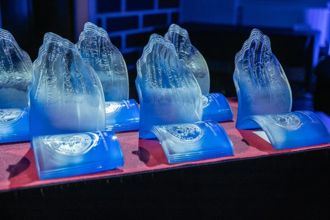 Все лауреаты получают стеклянную награду «Крылья знаний» работы Анды Мункевицы.