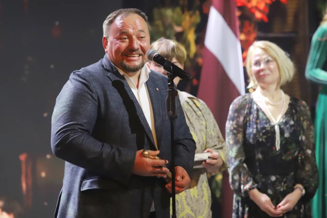 Aldis Ločmelis “Hanzas peronā” saņem “Sējēja” balvu – “Kotiņi” atzīta par gada labāko lauku saimniecību.