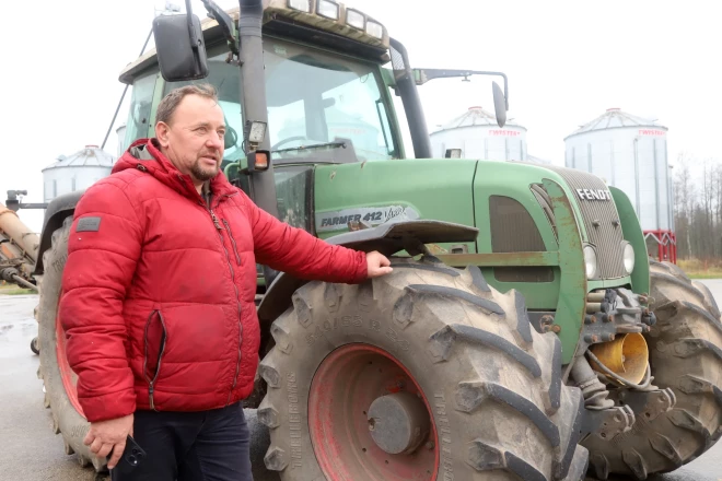 Aldis Ločmelis tā īsti ar datoru nav iemācījies apieties, lai sēdēšana pie tā viņam netraucētu strādāt.