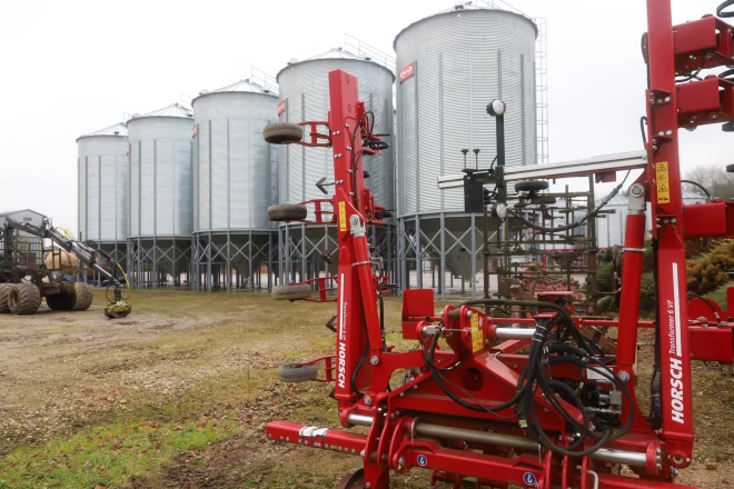 “Kotiņu” graudu torņos vai uzglabāt līdz 14 000 tonnu graudu.