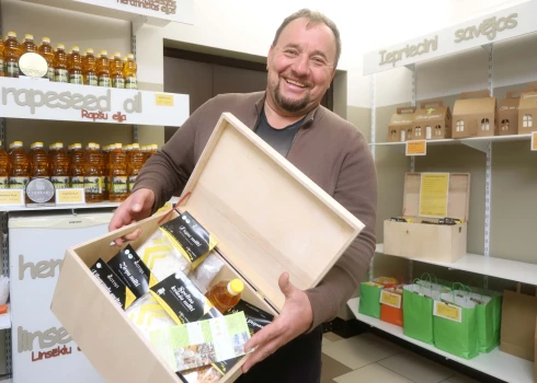 “Kotiņu” saimnieks lepojas ar savas saimniecības produkciju.