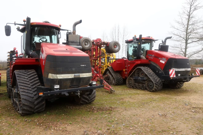 “Kotiņiem” ir pamatīgs lauksaimniecības tehnikas parks.