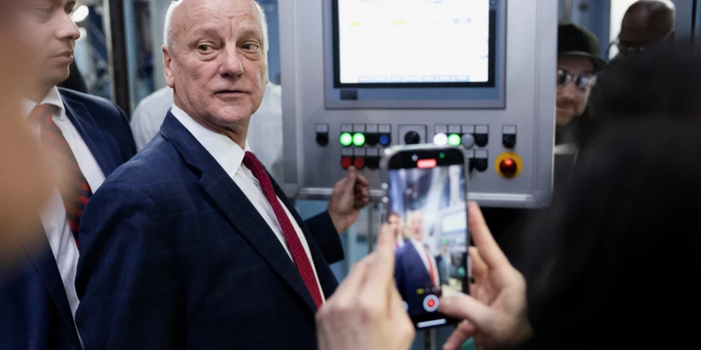 ASV Valsts kases vadītājs Brendons Bīčs nospiež preses pogu, lai izkaltu pēdējās piecas 1 centa monētas