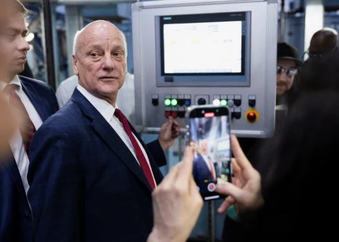 ASV Valsts kases vadītājs Brendons Bīčs nospiež preses pogu, lai izkaltu pēdējās piecas 1 centa monētas