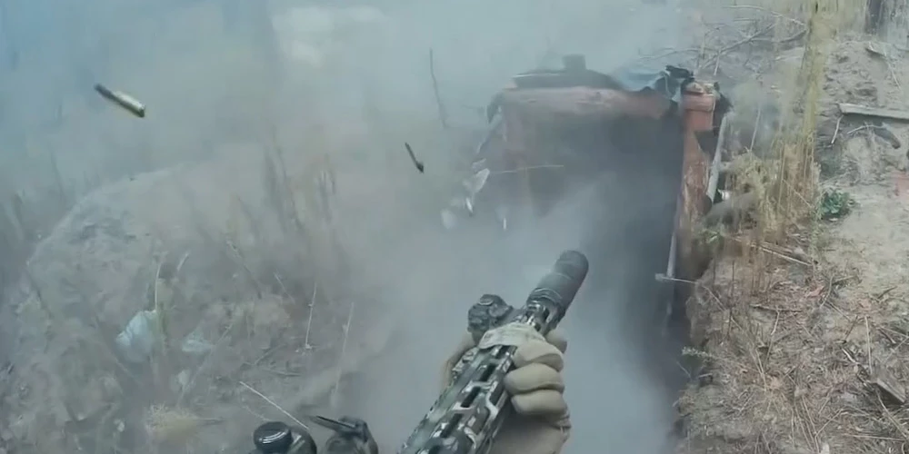 Ukrainas specvienība iesaistījās intensīvā kājnieku ieroču apšaudē tuvā attālumā.