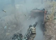 Biedējoši tuvcīņas kadri: Ukrainas specvienība Doneckas apgabalā bezbailīgi attīra zemnīcas, likvidējot vairākus okupantus