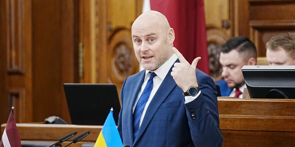Депутат Андрис Кулбергс считает, что правительство загоняет Латвию в финансовое рабство.