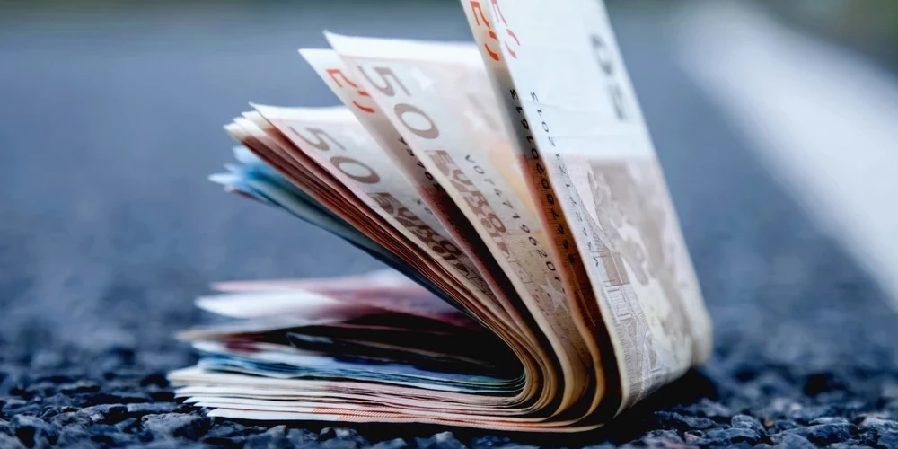 Латвийцы теряют сотни евро — просто потому что не сравнивают.