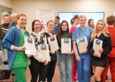 FOTO: Bērnu slimnīcā sveic topošās bērnu māsas – pasniegtas pirmās Māszinību stipendijas