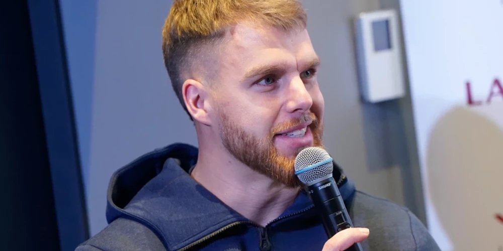 Kristers Aparjods pirmssezonas preses konferencē 2025. gada 10. novembrī.