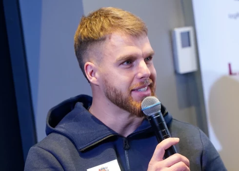 Kristers Aparjods pirmssezonas preses konferencē 2025. gada 10. novembrī.